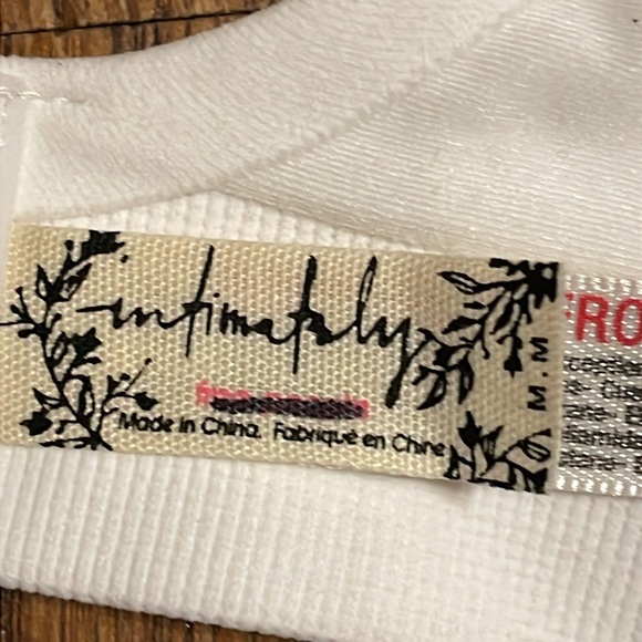 •FREE PEOPLE•NWT WHITE SEAMLESS BRA W/ SCOOP BACK & HOOK/EYE CLOSURE SIZE MEDIUM - Picture 6 of 8